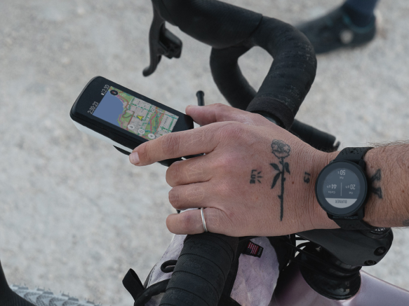 Close up of Karoo 2 with heatmaps on screen Close up of SUUNTO watch
Female left hand